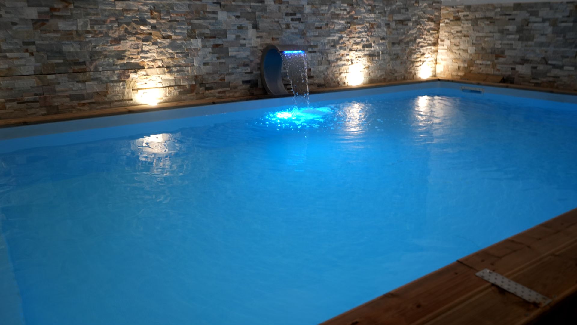 Le bassin privé de Priva Spa Family et sa cascade lumineuse