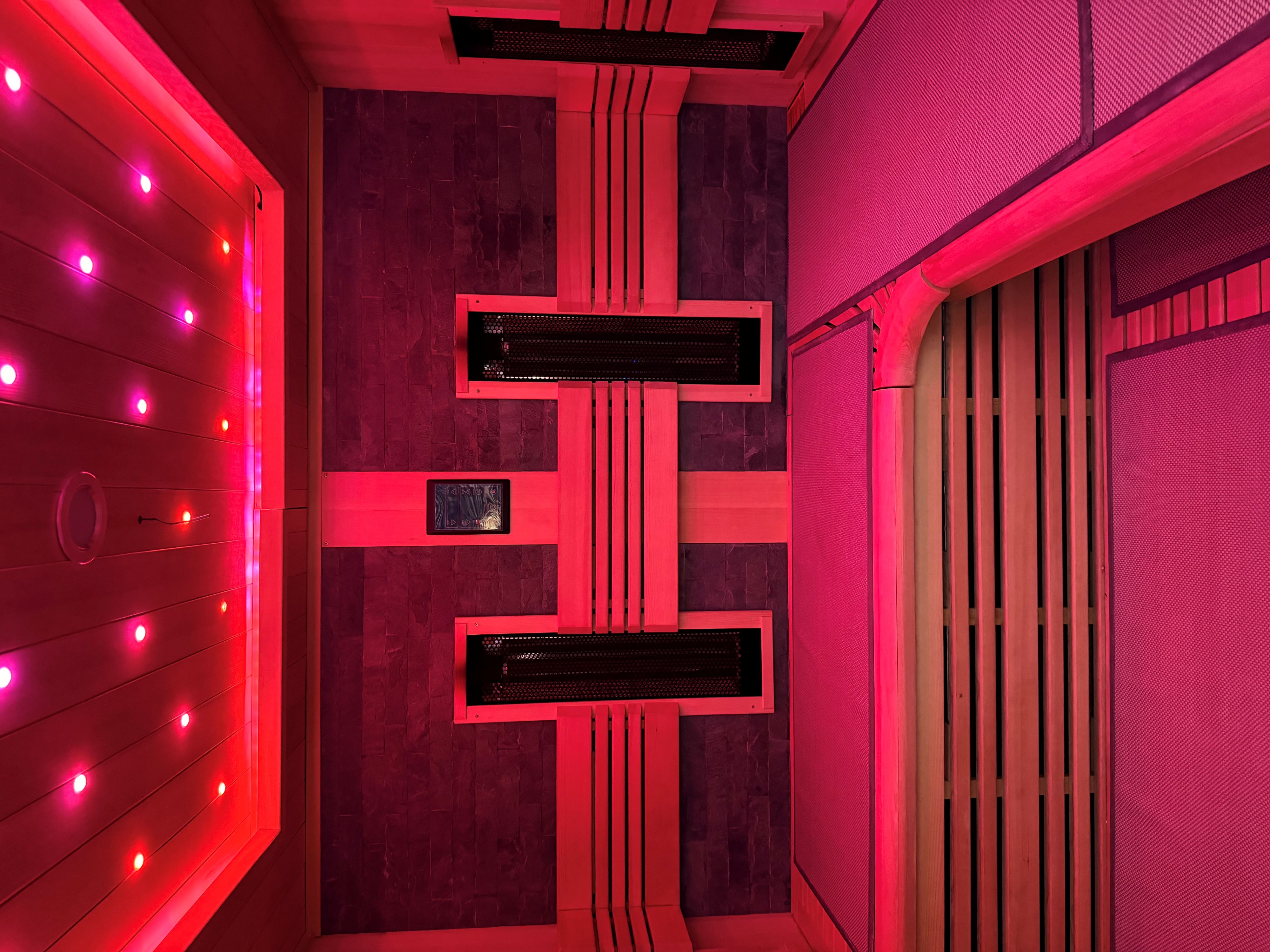 Les banquettes en bois du sauna infrarouge